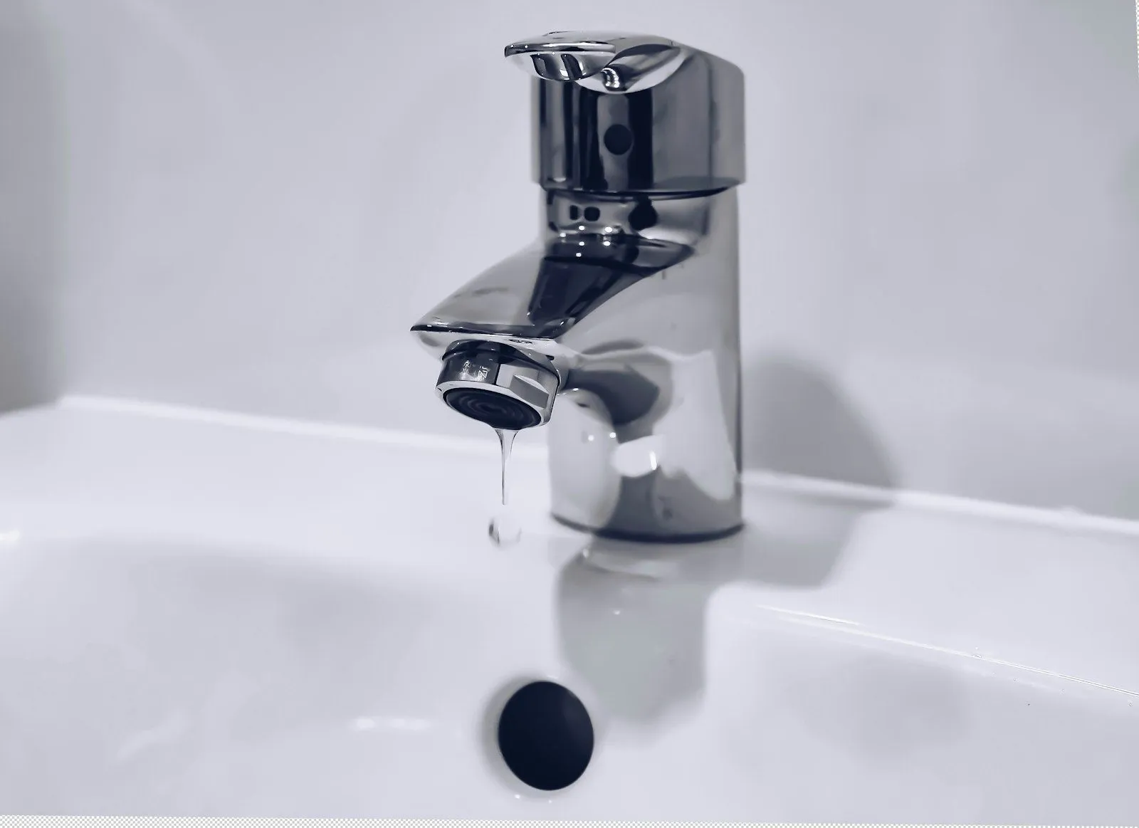 Wall-mounted basin mixer